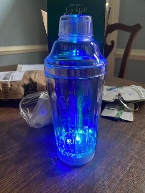 Light Up LED Coctail Shaker. NWT